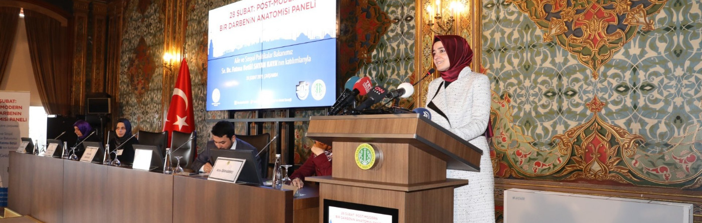 Bakan Kaya, Hürriyet ve Adalet Derneği'nin düzenlediği, "28 Şubat: Post-Modern Bir Darbenin Anatomisi" panelinde öğrencilere hitap etti