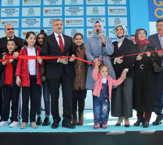 Bakan Kaya, Zeytinburnu Belediyesi tarafından düzenlenen toplu açılış törenine katıldı.