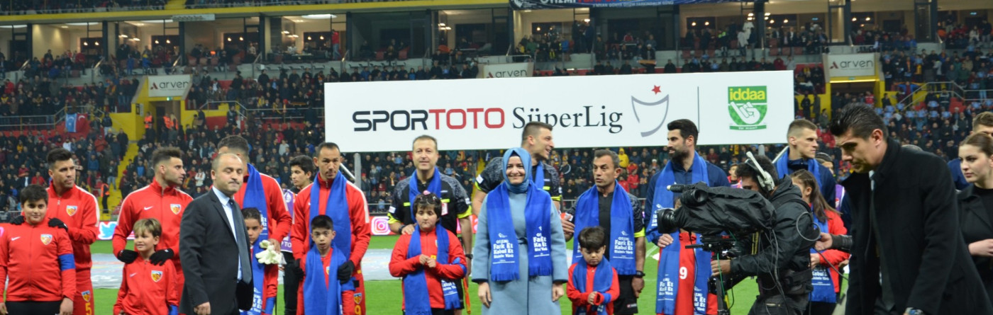 Bakan Kaya, Dünya Otizm Farkındalık Günü dolayısıyla Kayserispor- Fenerbahçe maçı öncesinde iki takım futbolcuları ile otizmli çocuklara mavi atkı taktı.