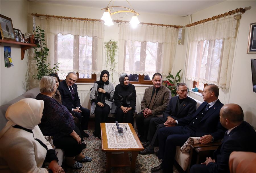 Cumhurbaşkanı Erdoğan, 15 Temmuz darbe girişiminde şehit olan Emniyet Müdürü Ufuk Baysan'ın Düzce’de yaşayan ailesini ziyaret etti.