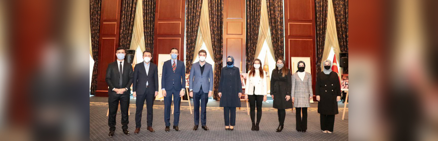 AK Parti İstanbul Milletvekili Kaya Cumhurbaşkanı Erdoğan İçin Düzenlenen Sergiye Katıldı