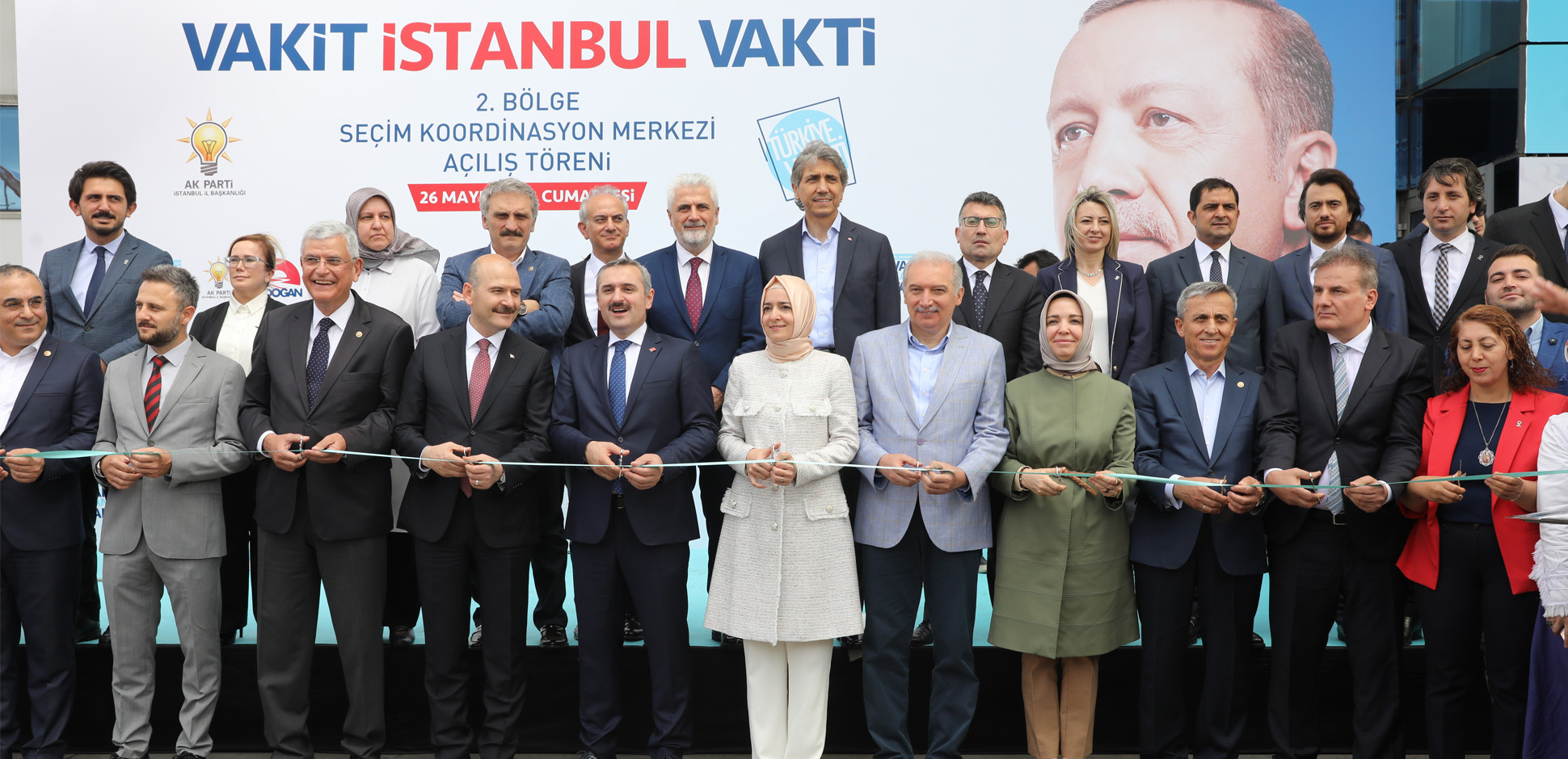Bakan Kaya, AK Parti’nin Cevizlibağ'daki 2. Bölge Seçim Koordinasyon Merkezi’nin açılışına katıldı.