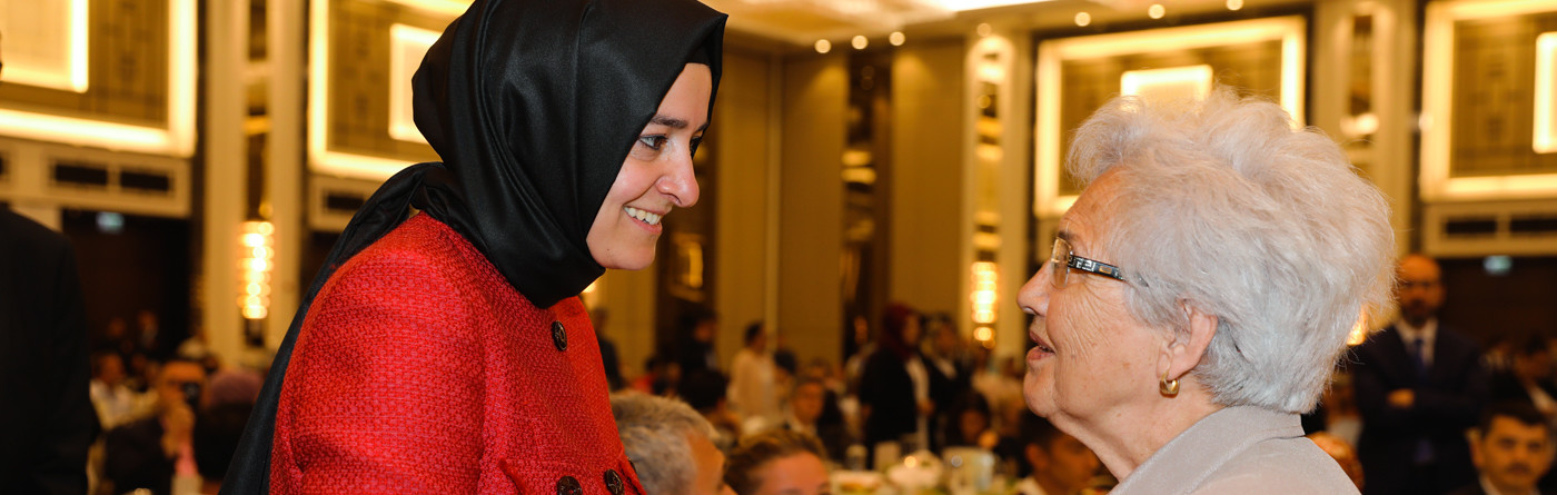 Bakan Kaya, Aile ve Sosyal Politikalar Bakanlığı’nın düzenlediği iftar yemeğinde şehit yakınlarıyla bir araya geldi.