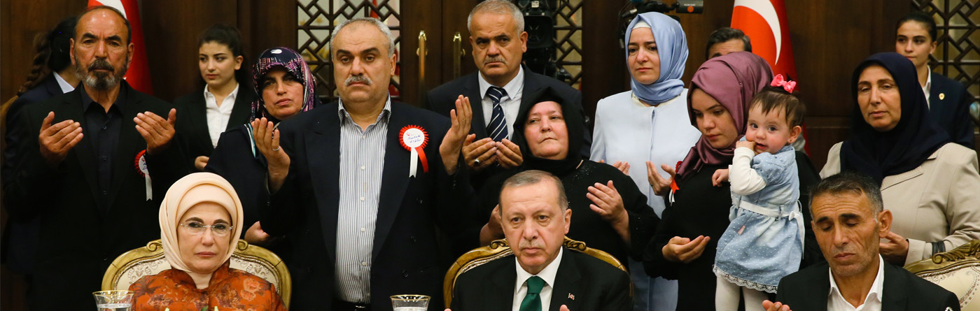 Cumhurbaşkanı Recep Tayyip Erdoğan, Ramazan ayının ilk iftar sofrasında şehit yakınları ve gaziler ile bir araya geldi.