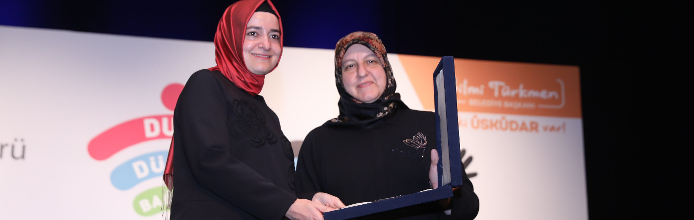 Bakan Kaya, Üsküdar Belediyesi ile Bilişim ve İnovasyon Derneği tarafından düzenlenen "Ailelerde Teknoloji Kullanım Kültürü Semineri”ne katıldı