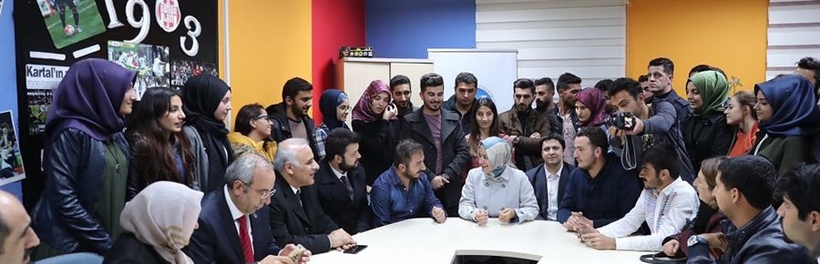 Bakan Kaya, Van Yüzüncü Yıl Üniversitesi Cengiz Andiç Kültür Merkezi'nde öğrencilerle bir araya geldi.