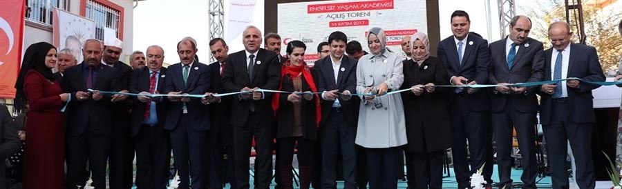 Bakan Kaya, Van ziyareti kapsamında İpekyolu Belediyesince yaptırılan Engelsiz Yaşam Merkezi'nin açılış programına katıldı.