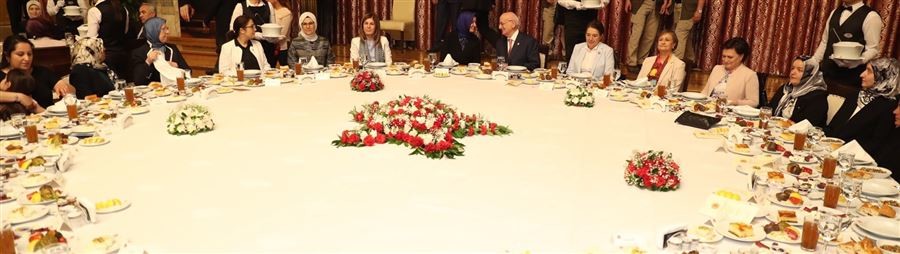 TBMM Başkanı İsmail Kahraman, TBMM Tören Salonu'nda kadın milletvekilleri ile 15 Temmuz Şehitlerinin yakınlarına iftar verdi