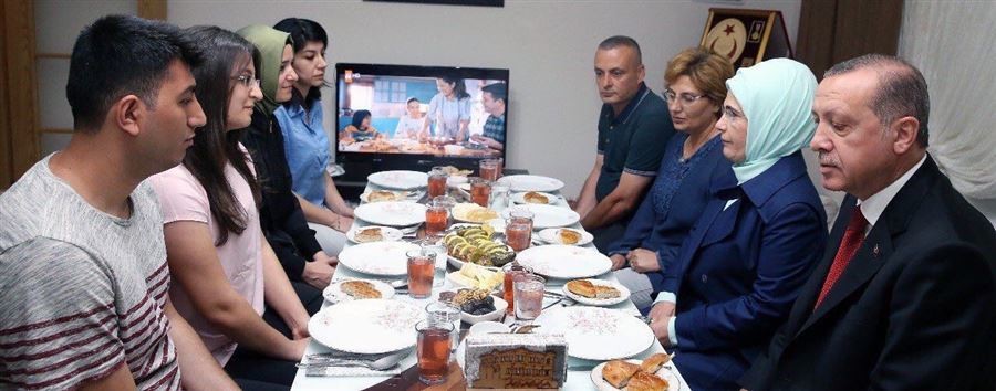 Cumhurbaşkanı Erdoğan Şehit ailesinin evinde iftar yaptı