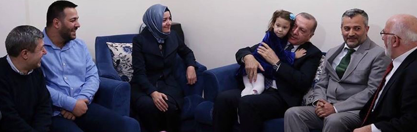 Cumhurbaşkanı Recep Tayyip Erdoğan, 15 Temmuz Gazisi Sabri Gündüz'ü evinde ziyaret etti.