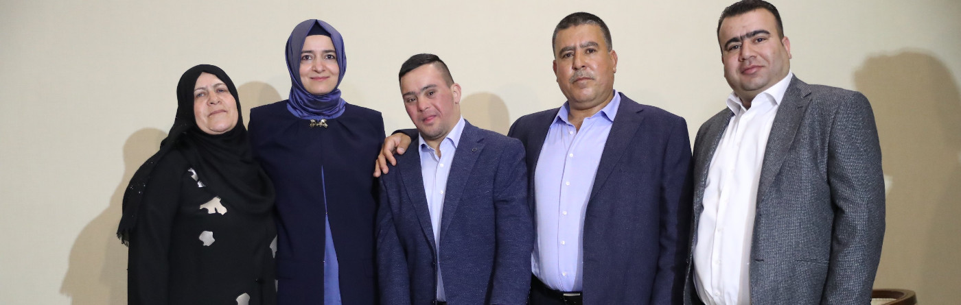 Bakan Kaya, İsrail askerleri tarafından gözaltına alınan Filistinli down sendromlu Muhammed et-Tavil ve ailesi ile bir araya geldi.