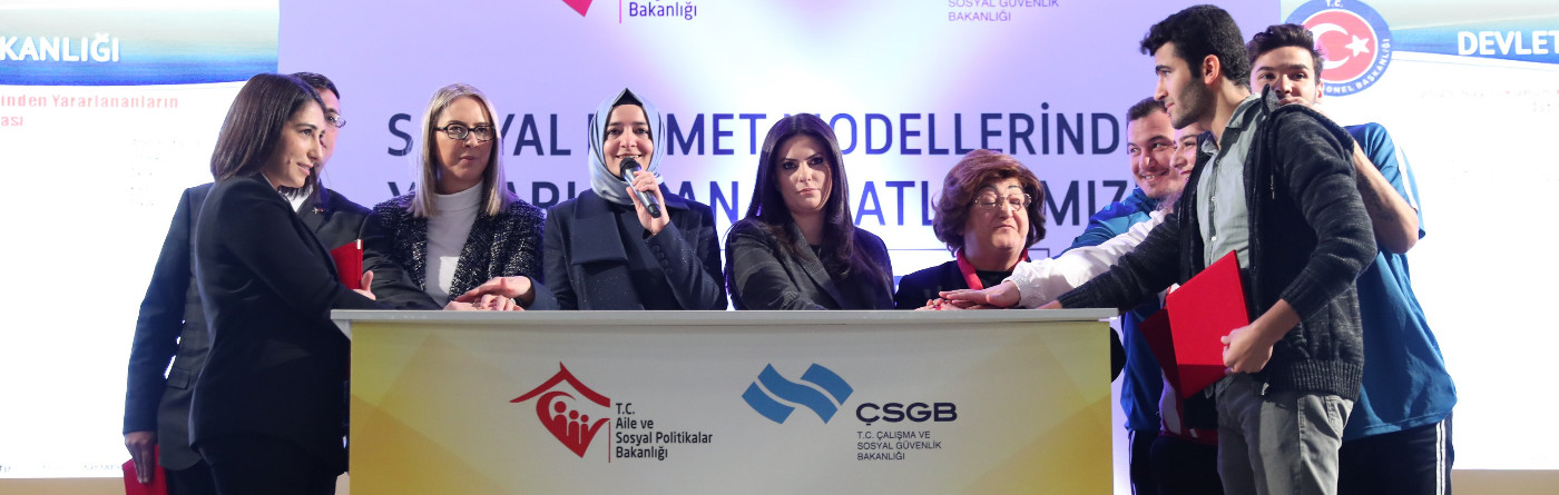 Bakan Kaya, "Sosyal Hizmet Modellerinden Yararlanan Gençlerin Atama Töreni"ne katıldı.