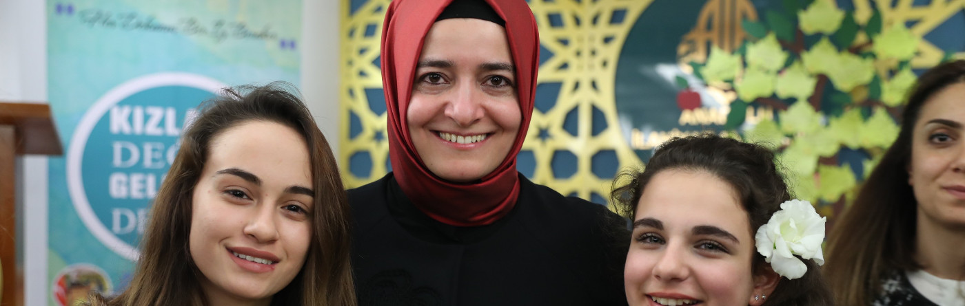 Bakan Kaya, "Kızlara Değer Geleceğe Değer 2" projesinin açılış toplantısına katıldı.