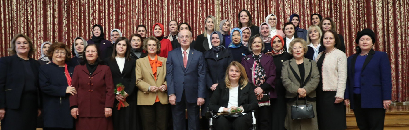 TBMM Başkanı İsmail Kahraman, 8 Mart Dünya Kadınlar Günü dolayısıyla, eski ve yeni kadın milletvekilleriyle öğle yemeğinde bir araya geldi.