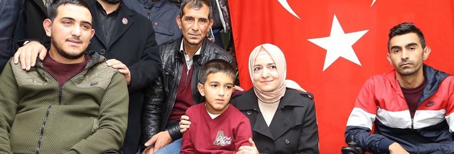 Bakan Kaya, önceki gün ailesiyle seyahat ederken trafikte taciz edilen ve sığındıkları benzin istasyonunda darp edilen gaziler Muzaffer Oktay ve İbrahim Kızılkaş'ı tedavi gördükleri hastanede ziyaret etti.