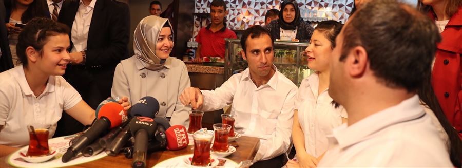 Bakan Kaya, engellilerin istihdam edildiği "Cafe Down"da çalışanlara çay servisi yaptı