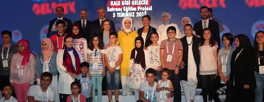Emine Erdoğan Hanımefendi, Türkiye Satranç Federasyonu'nca düzenlenen "Kale Gibi Gelecek Satranç Eğitim Projesi"nin açılış törenine katıldı