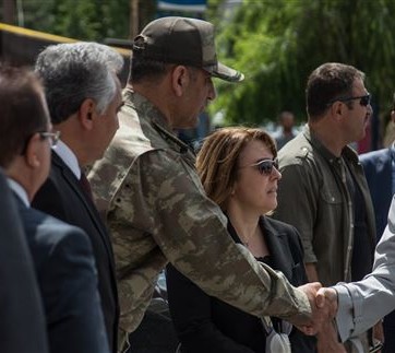 Bakan Kaya, Şırnak'ta askeri helikopterin düşmesi sonucu 12 silah arkadaşıyla birlikte şehit olan Türkiye'nin ilk kadın Jandarma Karakol Komutanı Yarbay Songül Yakut'un Malatya'daki ailesini ziyaret etti