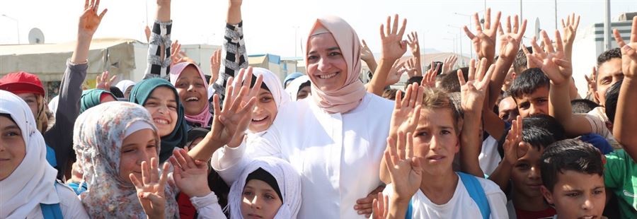 Bakan Kaya, Gaziantep’in Nizip ilçesinde Suriyeli sığınmacıların kaldığı konteyner kenti ziyaret etti.