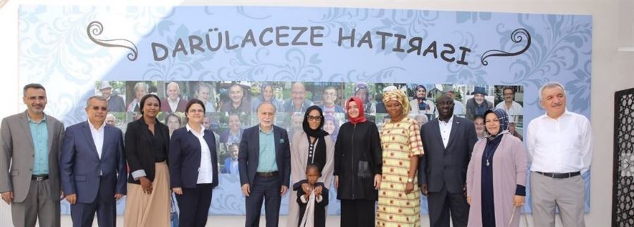 Bakan Kaya, Gambiya Devlet Başkanı Barrow'un eşi Fatoumatta Bah Barrow ile Darülaceze'de düzenlenen toplantıda buluştu