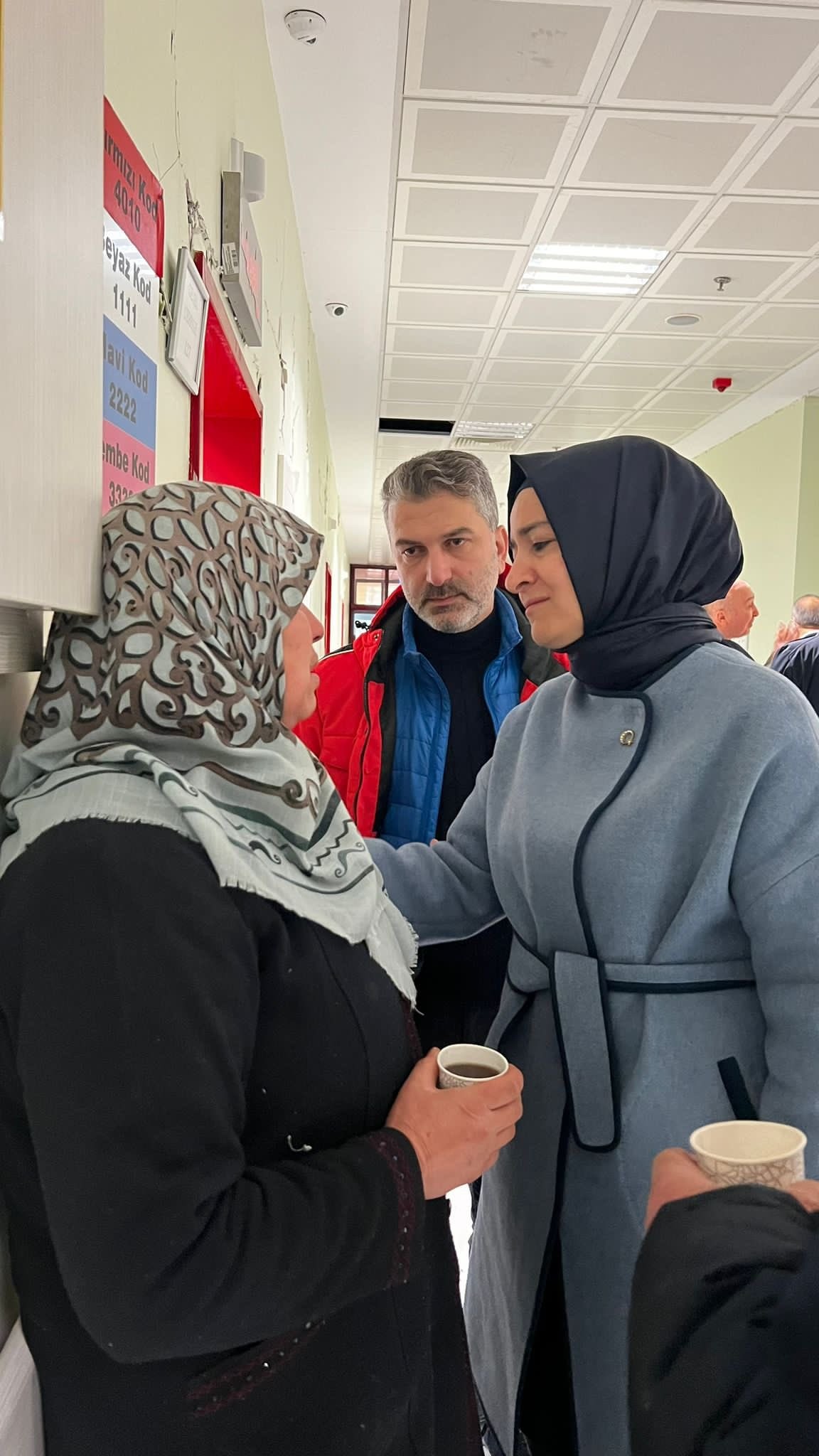 Dr. Fatma Betül Sayan Kaya Depremzede Vatandaşların Yanında Olmaya Devam Ediyor