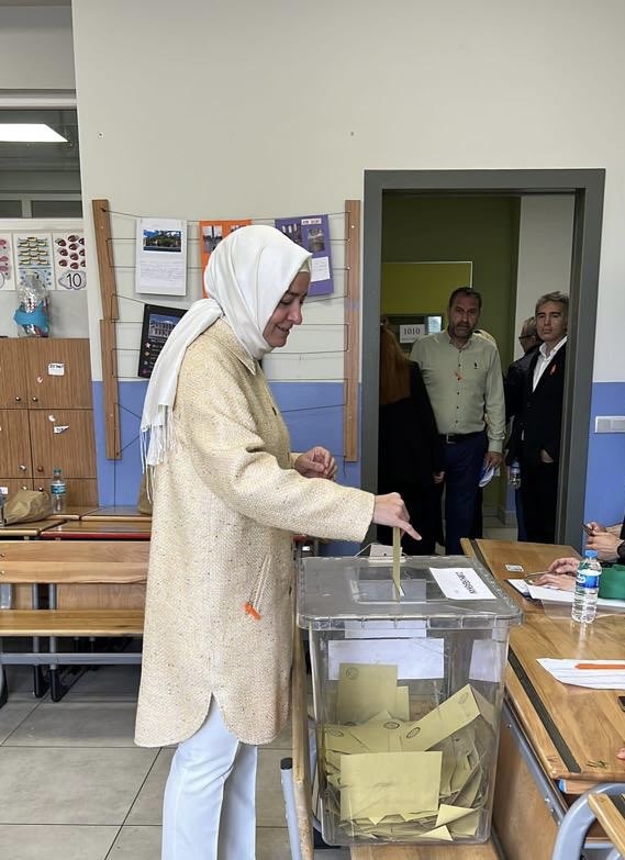 Ak Parti MKYK Üyesi Dr. Fatma Betül Sayan Kaya Oyunu Mimar Sinan İlk ve Ortaokulu'nda Kullandı