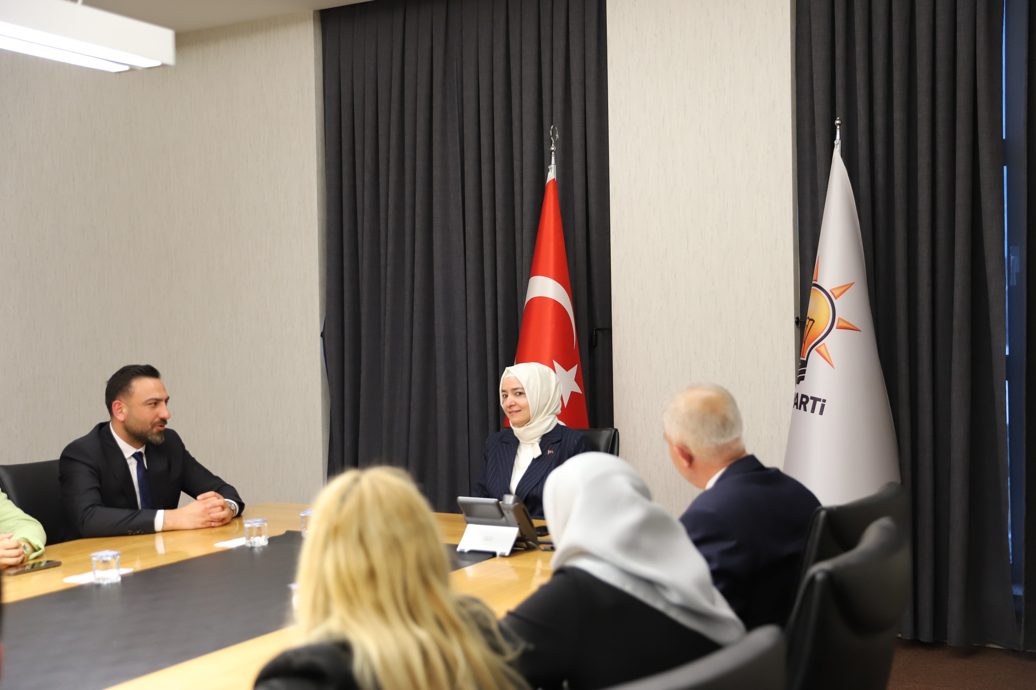 AK Parti Genel Başkan Yardımcısı Sayan Genel Merkez’deki Makamında Ziyaretçilerini Ağırladı