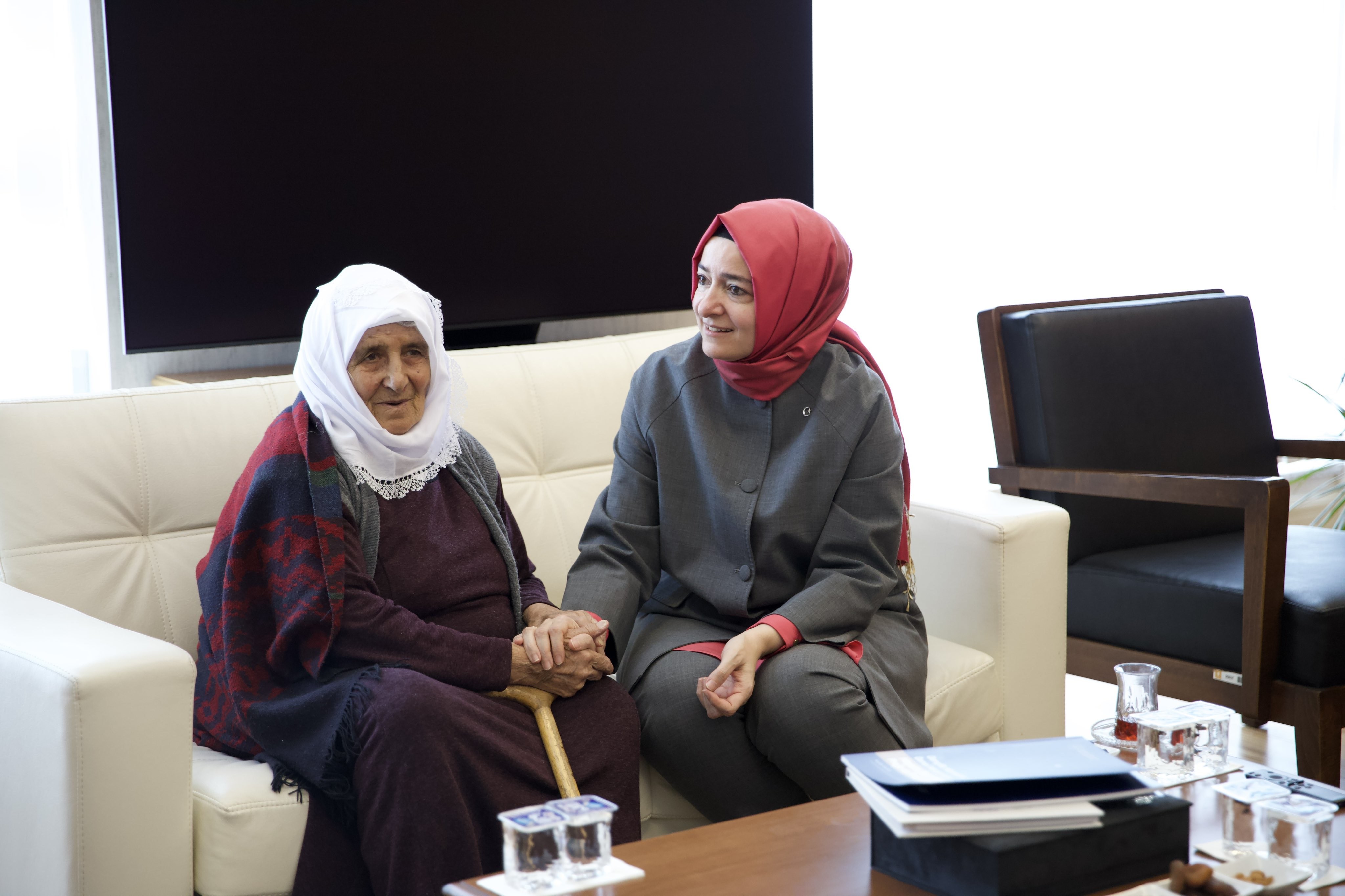 AK Parti Genel Başkan Yardımcısı Sayan İki Kahraman Yetiştiren Şehit Annesini Ağırladı