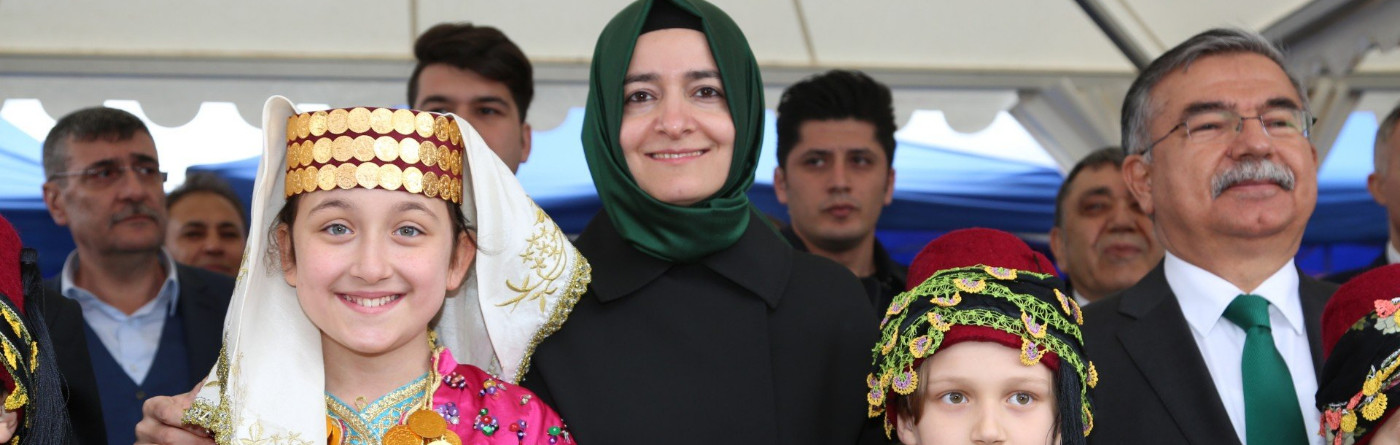 Bakan Kaya ve Milli Eğitim Bakanı Yılmaz Manisa'da TÜRK-İŞ Tarafından Yaptırılan Soma TÜRK-İŞ Madenciler İlkokulu'nu Ziyaret Etti