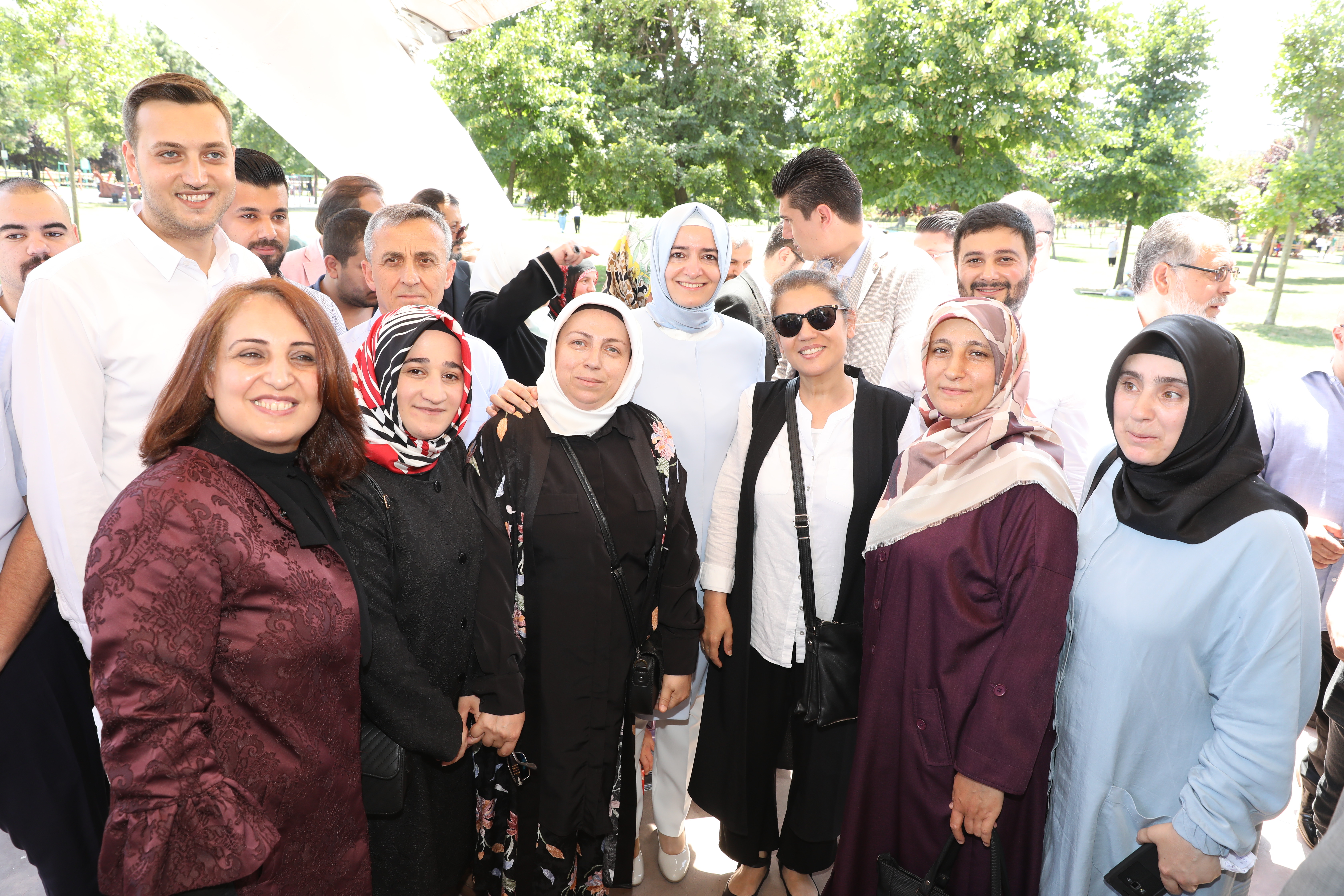 Bakan Kaya, seçim çalışmalarını Sultangazi ve Kağıthane’de sürdürdü.
