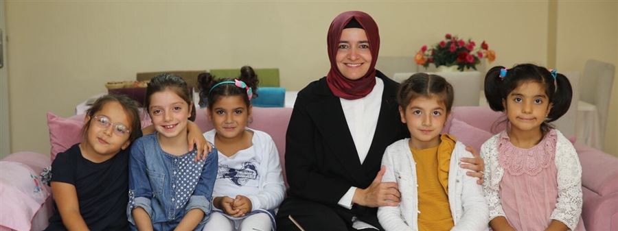 Bakan Kaya, Aile ve Sosyal Politikalar Bakanlığına bağlı Küçükçekmece Halkalı'daki Sema Çocuk Evi'ndeki aşure etkinliğine katıldı.