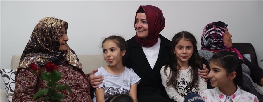 Bakan Kaya, 1 Ekim Dünya Yaşlılar Günü dolayısıyla yaşlı yaşamevi ve huzurevi ziyaretlerinde bulundu.