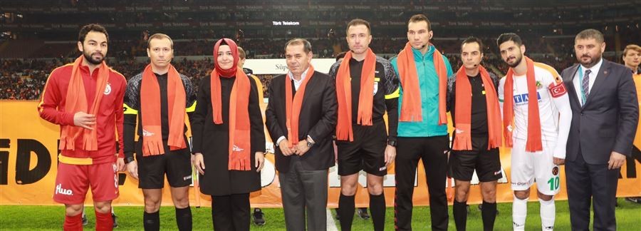 Bakan Kaya, kadına yönelik şiddete karşı mücadelede farkındalık oluşturmak için Süper Lig'in 13. haftasında yapılan Galatasaray-Aytemiz Alanyaspor karşılaşmasını izledi.