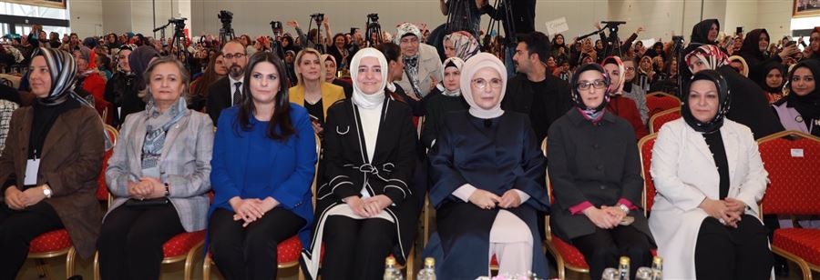 Emine Erdoğan Hanımefendi, AK Parti İl Kadın Kolları tarafından düzenlenen ''Siyasette Kadın Eli Paneli''ne katıldı