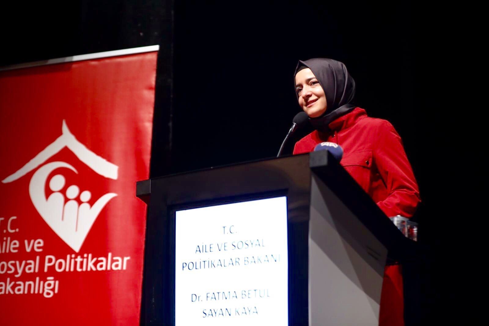 Bakan Kaya, Yetiştirme Yurtlarında Kalan ve Ayrılan Çocukları Koruma ve Sosyal Yardımlaşma Deneği (YETKİM) tarafından organize edilen "Türkiye Büyüyor, İnsan Hakları Gelişiyor” başlıklı programa katıldı.