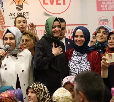 Mevcut parlamenter sistem, kriz ve kaos oluşturmaya çok müsait. İnşallah Cumhurbaşkanlığı Hükümet Sistemi ile koalisyon dönemini sizler kapatacaksınız. Gelin, sandıklara kadınların elinin değdiğini gösterelim
