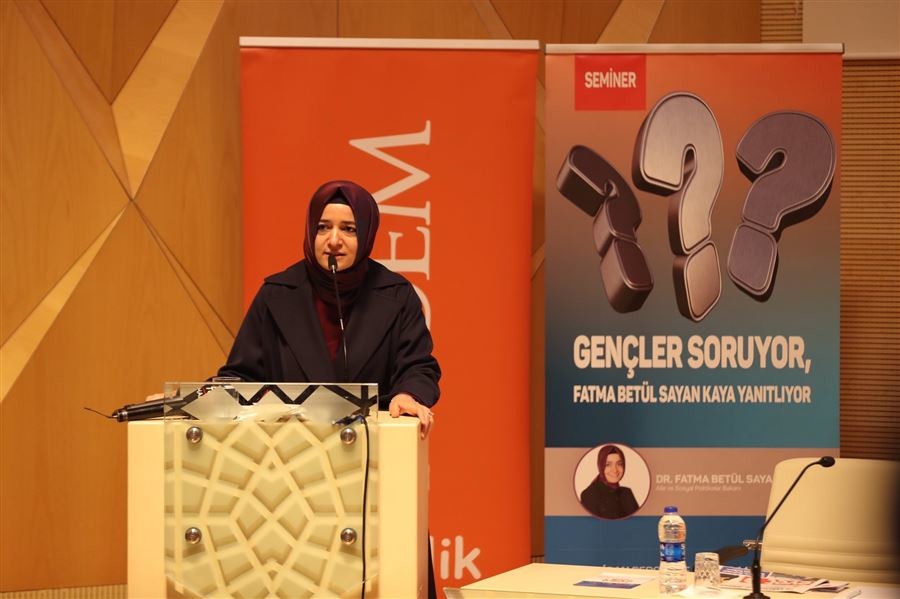 18-25 yaş aralığındaki genç kardeşlerimin her türlü cezai ve hukuki ehliyetleri var ama seçilme hakları yok. Burada bir haksızlık var. Biz, size hakkınız olan bir şeyi teslim ediyoruz