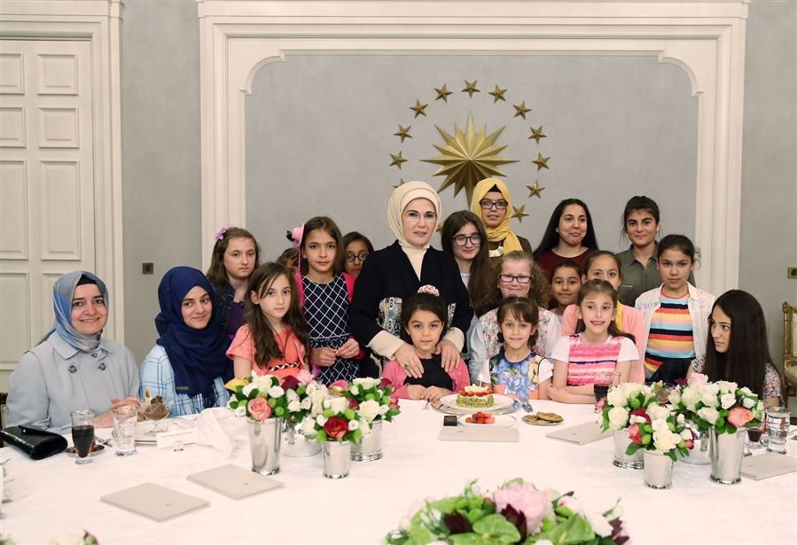 "Bir ülkenin geleceği, gençlerinin gayret, ideal ve vizyonuna bağlıdır. Şayet sizler bu önemli vazifenin bilincinde olursanız, ülkemizin geleceği parlaktır"
