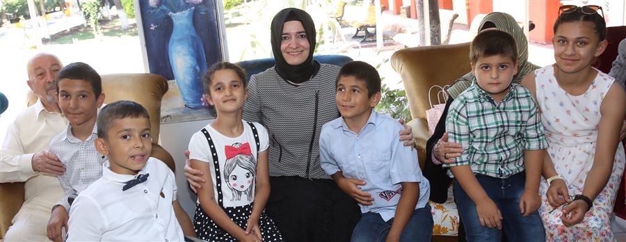 Bakan Kaya, Bahçelievler Şeyh Zayed Çocuk Evleri Sitesi'nde kalan yaşlılara ve çocuklara bayram ziyaretinde bulundu