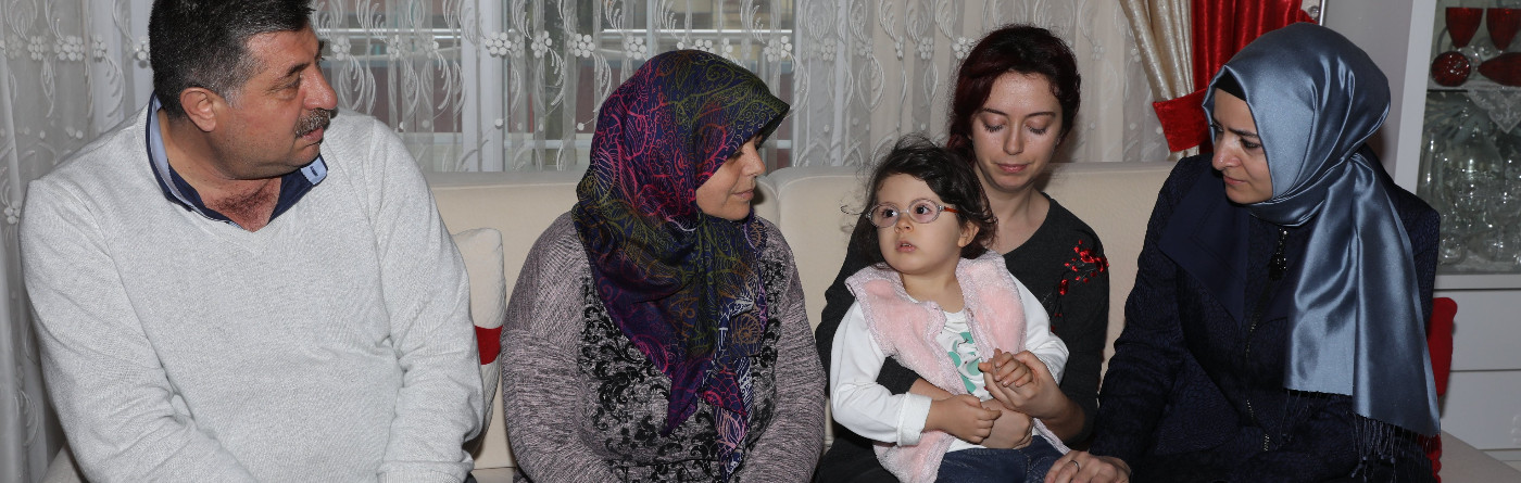 Antalya’da temaslarda bulunan Bakan Kaya, Zeytin Dalı Harekatı'nın dördüncü gününde şehit düşen Piyade Üsteğmen Oğuz Kaan Usta'nın eşi Saide Usta'yı ziyaret etti.