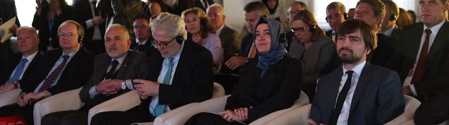 Bakan Kaya, Sosyal Uyum Yardımı (SUY) Programı kapsamında dağıtılan Kızılay Kart'ın bir milyon sayısına ulaşması vesilesiyle düzenlenen programa katıldı.