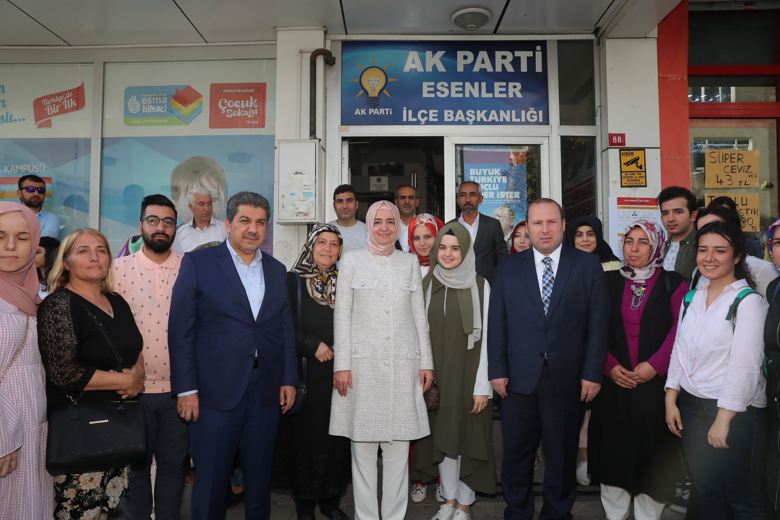 Bakan Kaya, seçim çalışmalarını Esenler’de sürdürdü.
