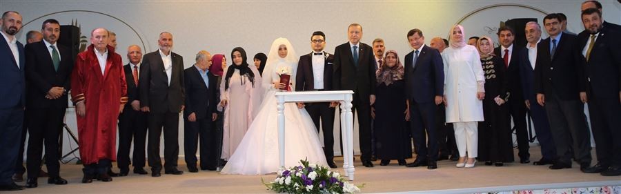 Cumhurbaşkanı Erdoğan ve Bakan Kaya, 15 Temmuz şehidi Mehmet Şefik Şefkatlioğlu ile gazi eşi Vahide Şefkatlioğlu'nun oğlunun düğününde nikah şahitliği yaptı