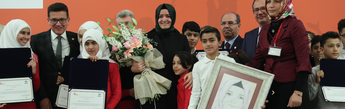 Bakan Kaya, "Geçici Koruma Altındaki Sığınmacılara Yönelik Türkçe Okuma-Yazma, Sağlık-Hijyen Eğitimleri ve Psiko-Sosyal Destek Projesi Sertifika Töreni"ne katıldı.