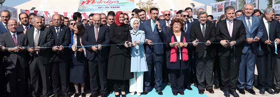 Bakan Kaya, Malatya Valiliği ve Büyükşehir Belediyesince Atatürk Kültür Merkezi'nde düzenlenen "Malatya Tanıtım Günleri"ne katıldı.