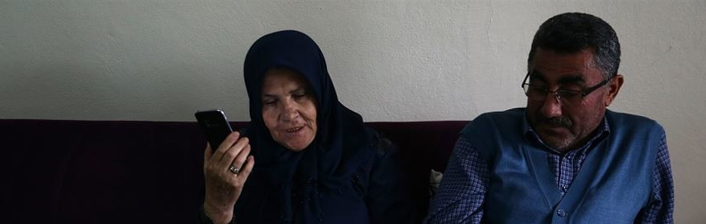 Bakan Kaya, Adana'da özel halk otobüsü şoförünün hakaretine maruz kalan şehit annesi Zübeyde Tura ile telefonda görüştü.