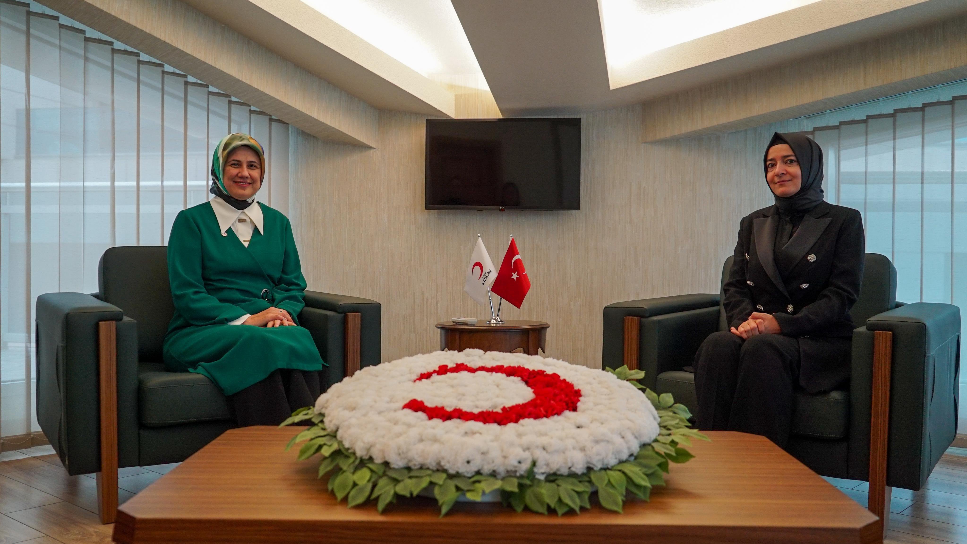 AK Parti Sosyal Politikalar Başkanı Sayan Kızılay Başkanı Fatma Meriç'i Ziyaret Etti