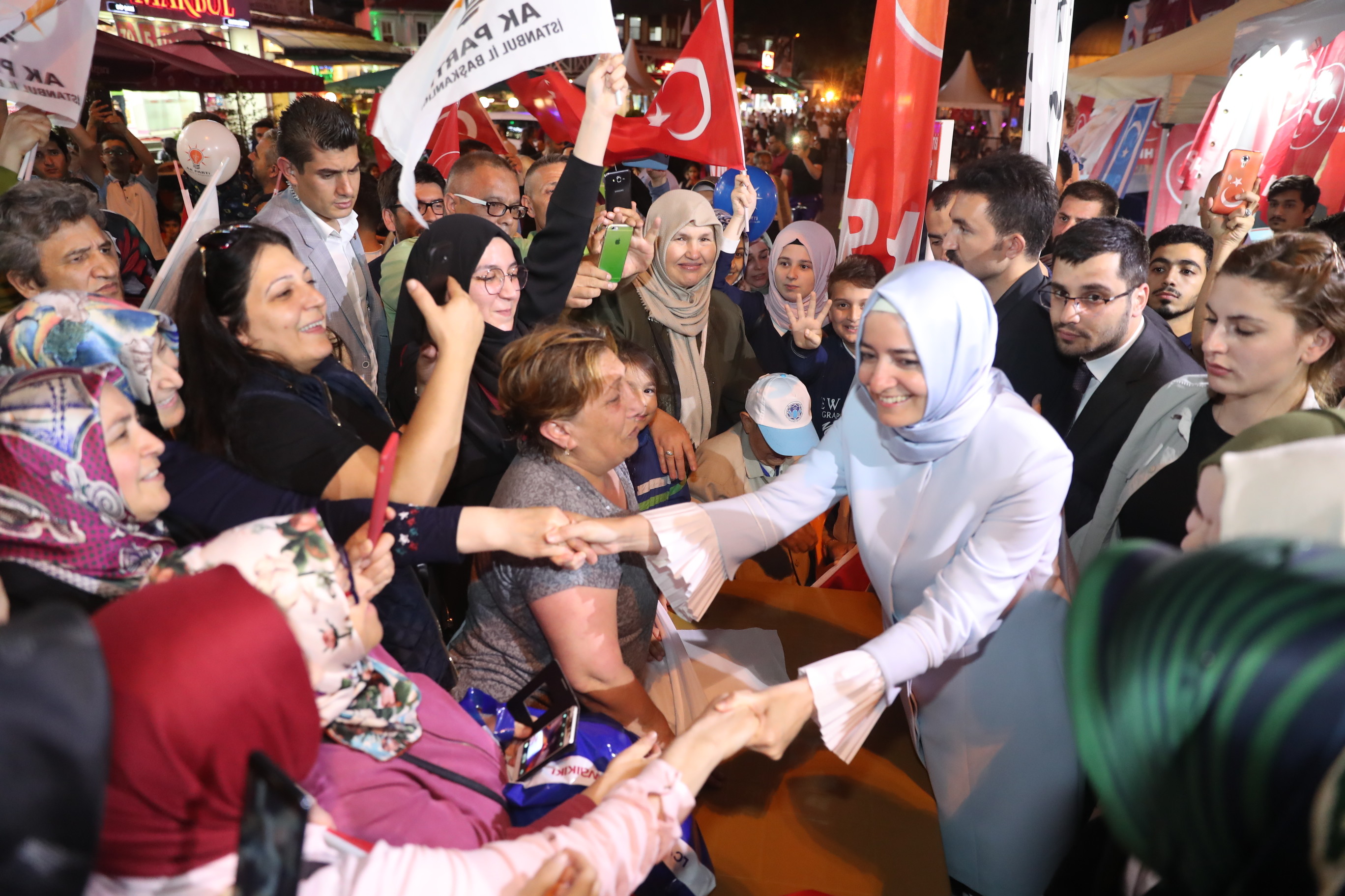 Bakan Kaya, seçim çalışmalarını Eyüpsultan’da sürdürdü.