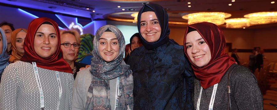 Bakan Kaya, Uluslararası Vuslat Platformu ve Üsküdar Belediyesi tarafından düzenlenen "Aile, Toplum ve Devlet Sempozyumu"nun açılışına katıldı.