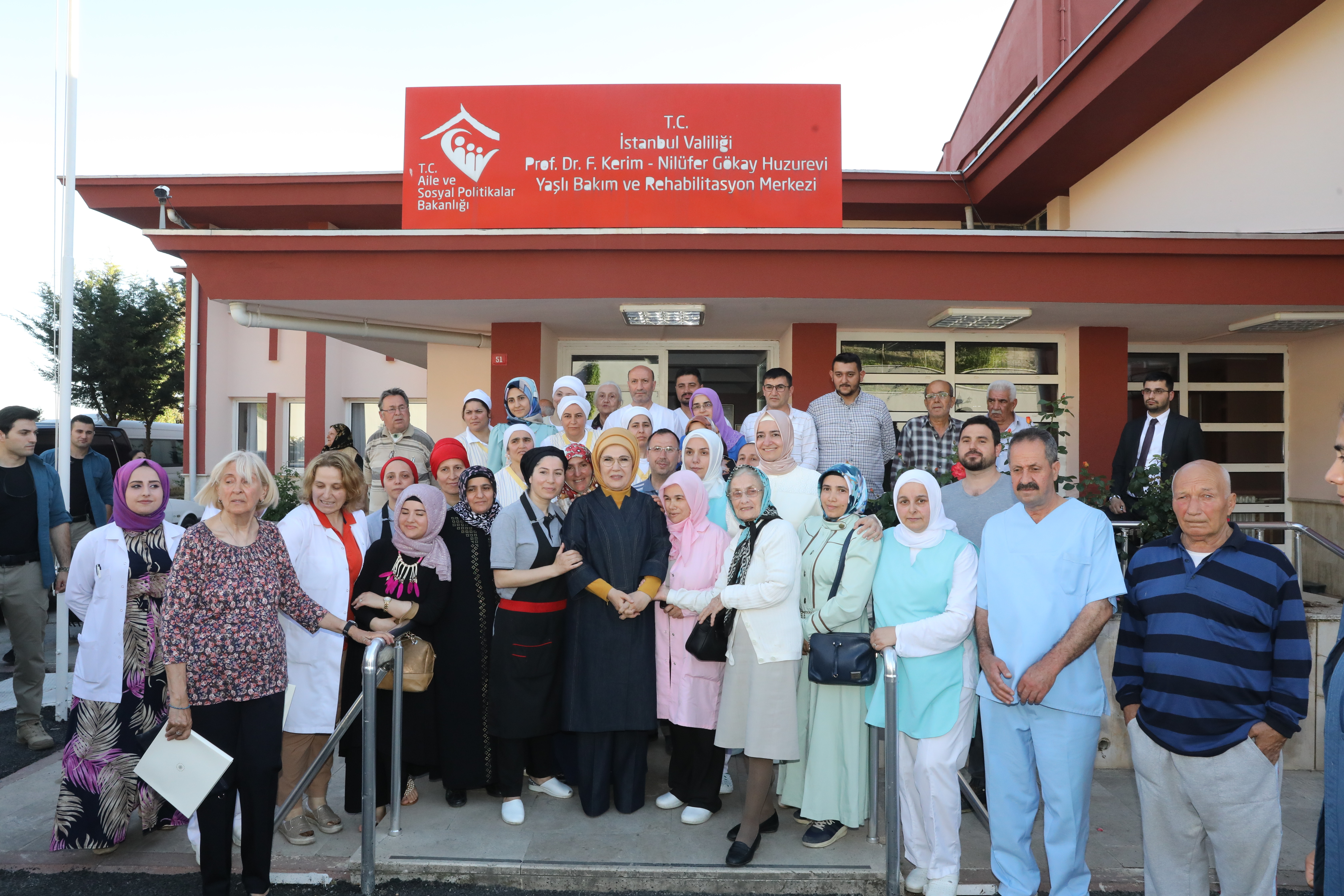 Emine Erdoğan Hanımefendi, Çamlıca'daki Prof. Dr. Fahrettin Kerim ve Nilüfer Gökay Huzurevi Yaşlı Bakım ve Rehabilitasyon Merkezi'ni ziyaret etti.